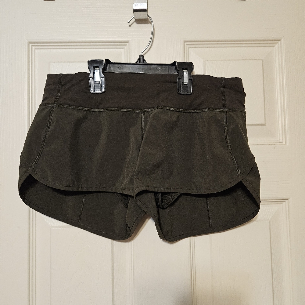 Lululemon 2.5" size 4 army green shorts
